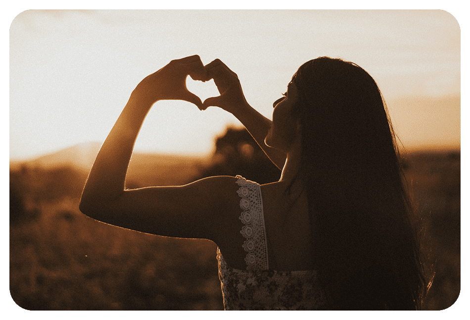 mujer corazón atardecer